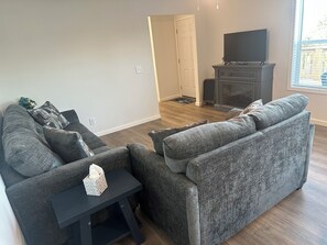 Living area - The Dock Hideaway! 3 minutes to Burnside Marina & General Burnside Island (Burnside)