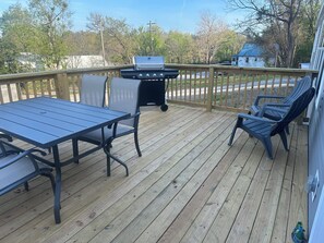 Outdoor dining - The Dock Hideaway! 3 minutes to Burnside Marina & General Burnside Island (Burnside)