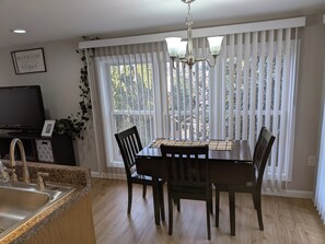 Dining - Clean, centrally-located 1-bedroom apartment in charming Hummelstown (Hummelstown)