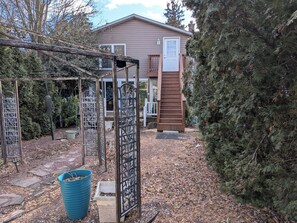 Exterior - Clean, centrally-located 1-bedroom apartment in charming Hummelstown (Hummelstown)