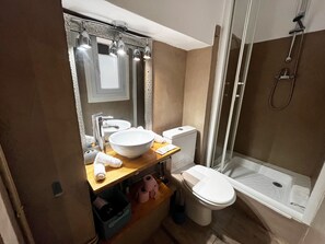 Een douche, een haardroger, handdoeken