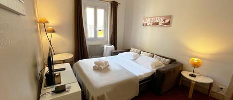 1 habitación, tabla de planchar con plancha, wifi gratis y ropa de cama