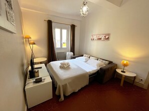 1 slaapkamer, een strijkplank/strijkijzer, gratis wifi, beddengoed