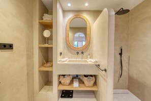 Shower, hair dryer, towels - 2047 Stylish Luxury Apartment with Pool (Marbella)