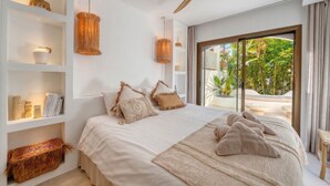 Ein Schlafzimmer mit einem Bett, Regalen und einem Deckenventilator.