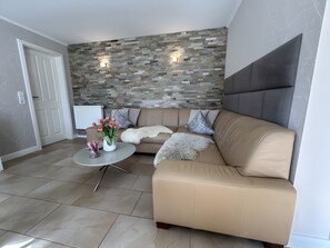 Living area - Holiday Apartment 'Meerblick' with Private Terrace, Garden & Wi-Fi (Bastorf)