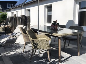 Outdoor dining - Holiday Apartment 'Meerblick' with Private Terrace, Garden & Wi-Fi (Bastorf)