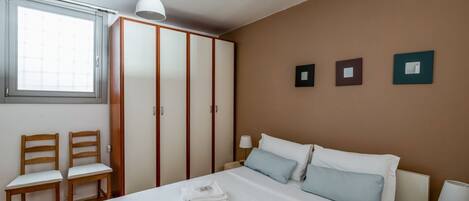 2 Schlafzimmer, Bügeleisen/Bügelbrett