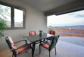 Dining - Holiday Home 'Peaceful House' with Mountain View, Wi-Fi and Air Conditioning (Iraklio)