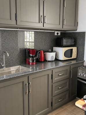 Apartamento, balcón, vistas al jardín | Cocina privada | Frigorífico grande, microondas, horno y placa de cocina