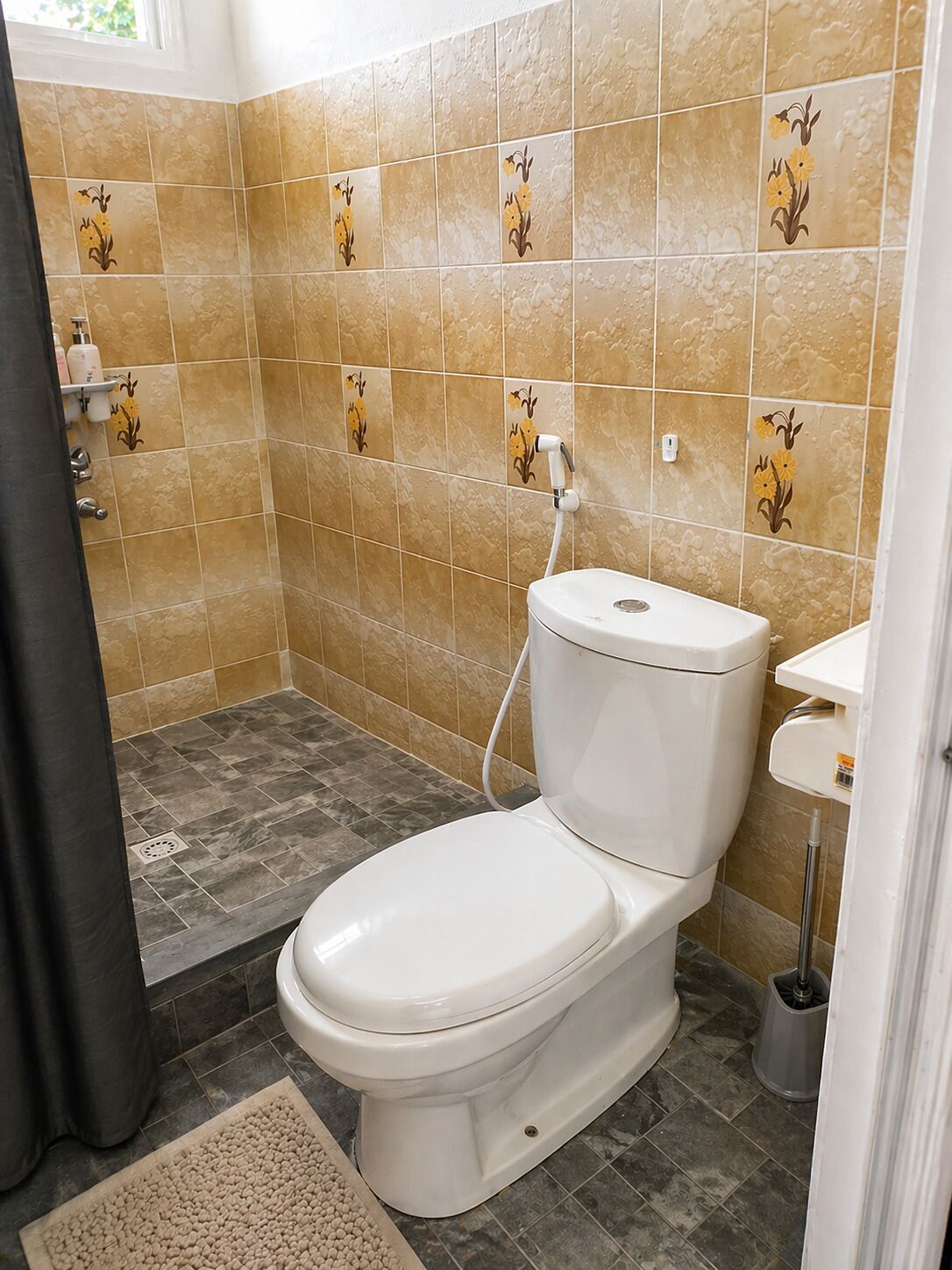 Ein Badezimmer mit Toilette, Dusche und Waschbecken.