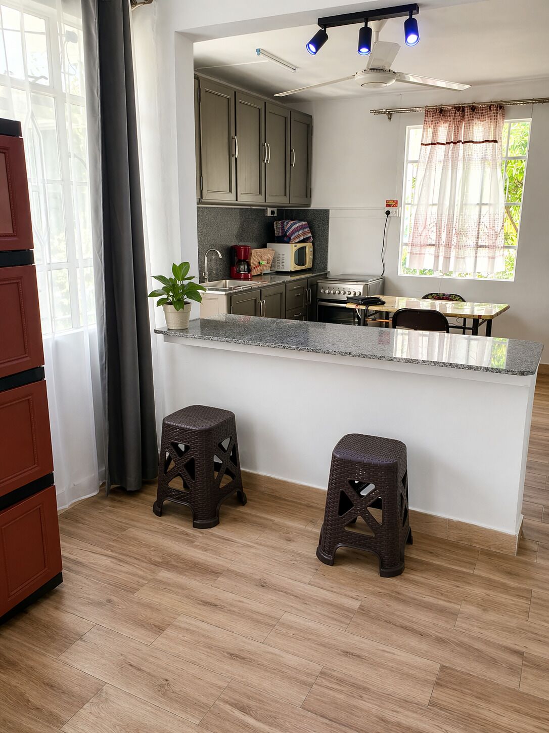 Apartment, Balkon, Gartenblick | Wohnbereich | 39-Zoll-Flachbildfernseher mit Satellitenempfang
