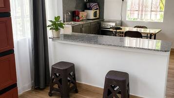 Apartment, Balkon, Gartenblick | Wohnbereich | 39-Zoll-Flachbildfernseher mit Satellitenempfang