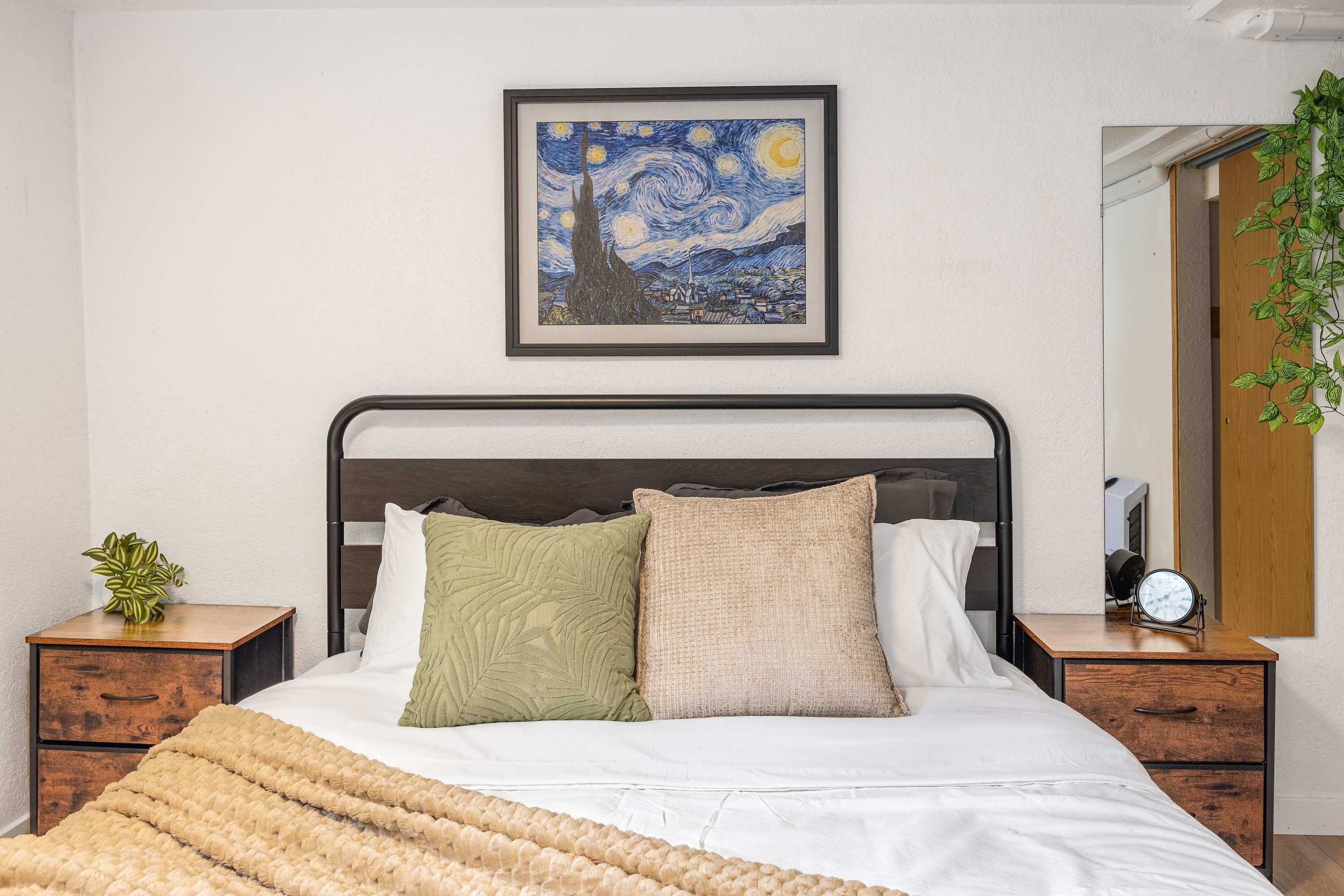 2 bedrooms, desk, iron/ironing board, WiFi