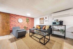TV, offices - Modern 2BR Basement • Near LRT • Parking (Seattle)