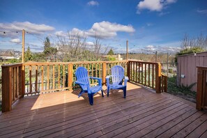 Property grounds - Modern 2BR • Private Deck • Near DT & Transit (Seattle)
