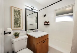 Shower, hair dryer, towels, shampoo - Modern 2BR • Private Deck • Near DT & Transit (Seattle)