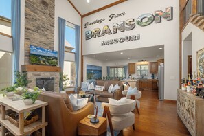 Living area - Game Room Hot Tub Branson Canyon Amenities (Hollister)