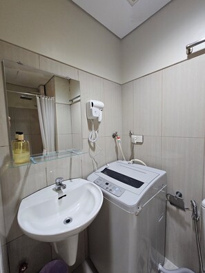 Bathroom - Mall Of Asia Hotel type 1-bedroom condo with cool AC in Pasay City (Pasay City)