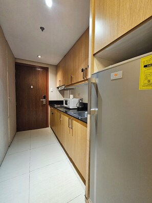 Private kitchen - Mall Of Asia Hotel type 1-bedroom condo with cool AC in Pasay City (Pasay City)