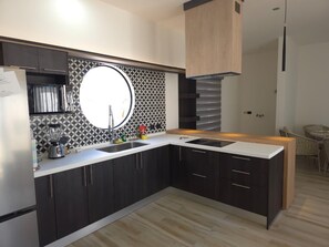 Apartment, eingeschränkter Meerblick | Eigene Küche