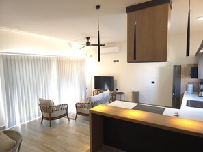 Apartment, eingeschränkter Meerblick | Wohnbereich