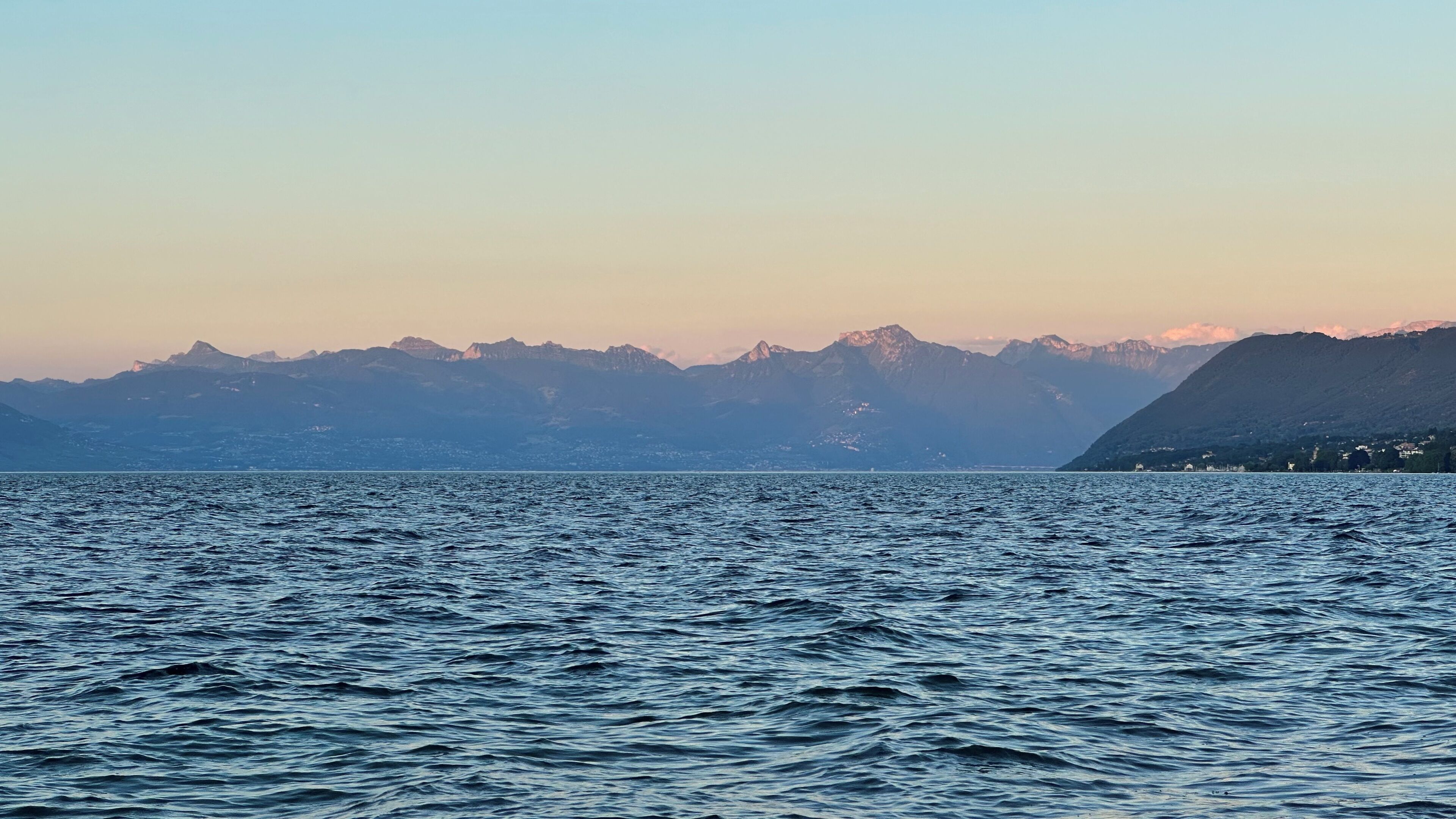 Un lac avec des montagnes en arrière-plan.