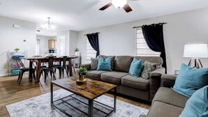 Ein modernes Wohnzimmer mit einer Couch, einem Couchtisch und einem Essbereich.