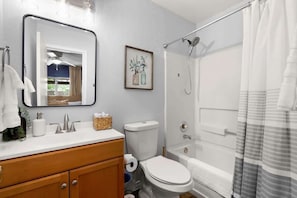 Shower, hair dryer, shampoo - 8 mi Lackland AFB BMT HotTub Game Room Bocce Ball (San Antonio)