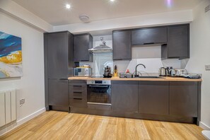 Fridge, microwave, electric kettle, toaster - Alexandra House by Guestz (Stockport)