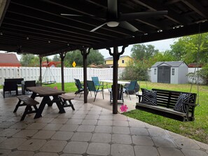 Outdoor dining - Spacious 5-bedroom/3 Bath  house in pleasant Brownsville. (Brownsville)