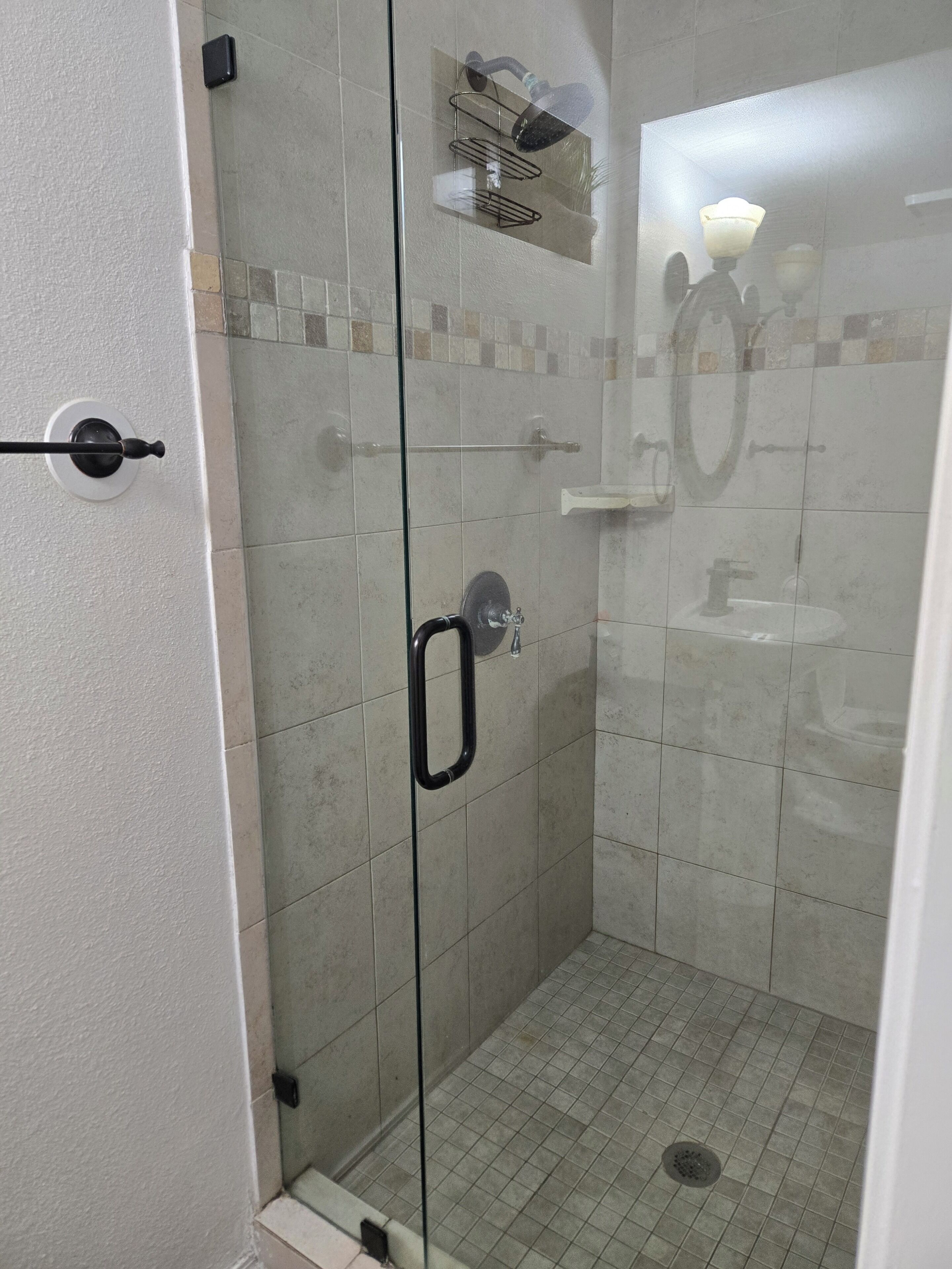 Dusche, Haartrockner, Bidet, Handtücher