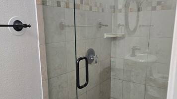 Dusche, Haartrockner, Bidet, Handtücher