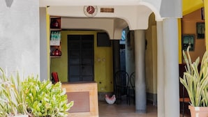 La entrada de un edificio con un reloj, un cartel que dice 'Karibu Welcome' y una puerta.