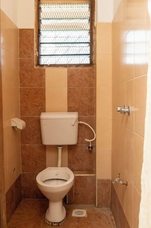 Comfort-Doppelzimmer | Badezimmer | Dusche, kostenlose Toilettenartikel, Hausschuhe, Handtücher