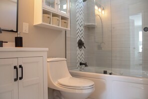 Hair dryer, towels, soap, shampoo - Coastal Escape - 2 Bed, 2 Bath Close to the Beach (Fort Myers Beach)