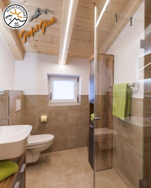Bathroom - Vrbo Property (Salvenberg)