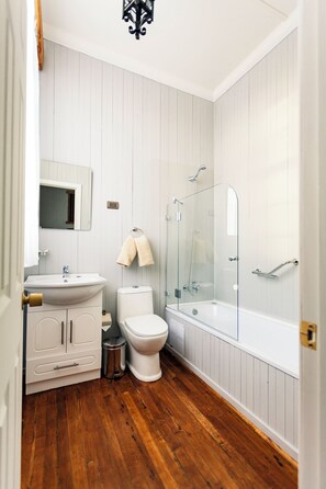 Værelse med 2 enkeltsenge - udsigt til have | Badeværelse