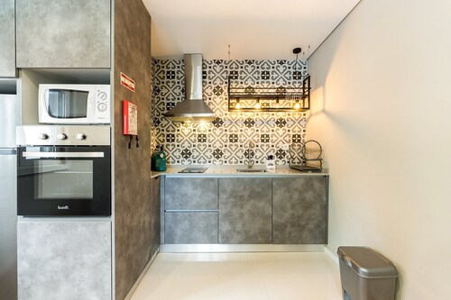 Retraite moderne avec piscine et jardin