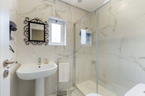 Dusche, Haartrockner, Handtücher