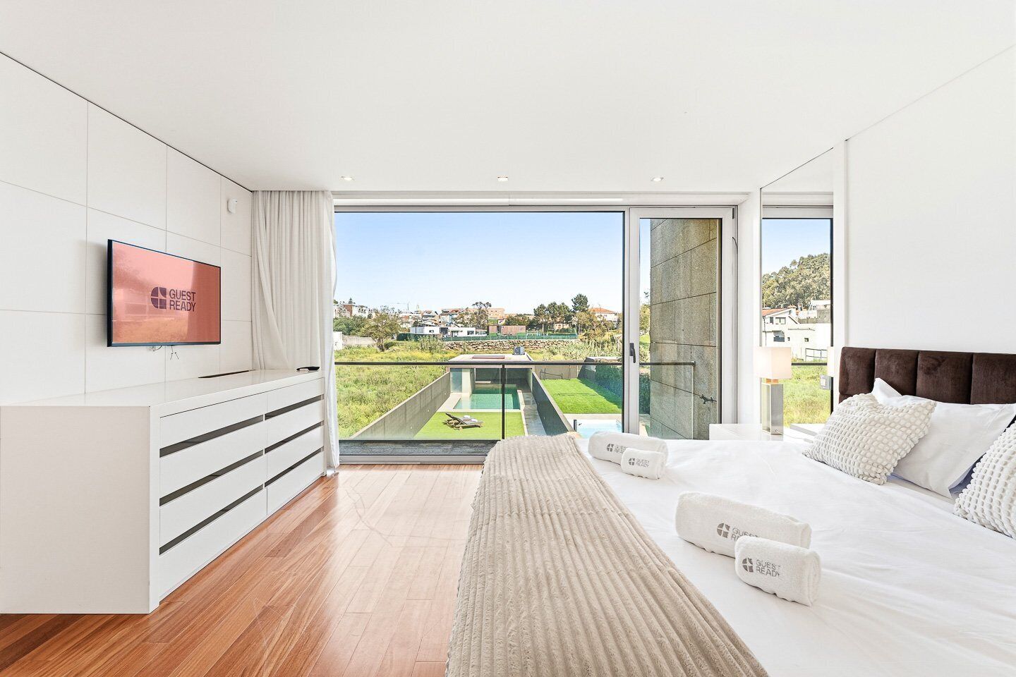 3 habitaciones, tabla de planchar con plancha, internet y ropa de cama 
