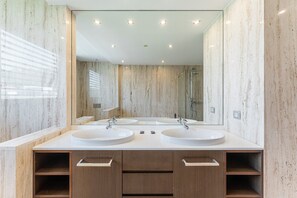 Shower, hair dryer, towels - GuestReady - Luxurious Beachfront Villa Retreat (Vila Nova de Gaia)