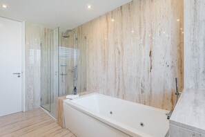 Douche, sèche-cheveux, serviettes fournies
