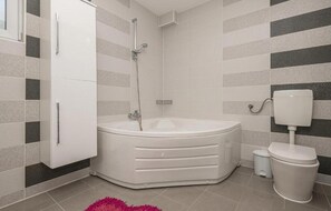 Haartrockner, Handtücher, Toilettenpapier