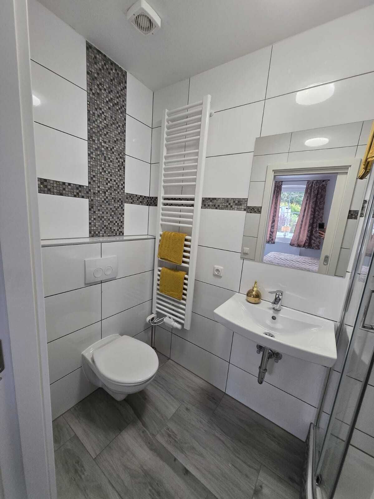 Dusche, Haartrockner, Handtücher, Seife