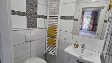 Dusche, Haartrockner, Handtücher, Seife