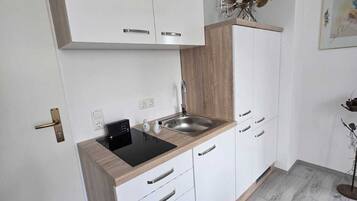 Kühlschrank, Herdplatte, Kochgeschirr/Geschirr/Besteck, Gewürze