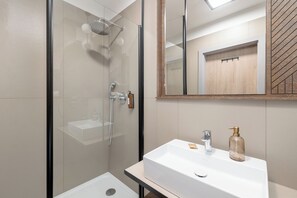 Dusche, Haartrockner, Handtücher, Seife