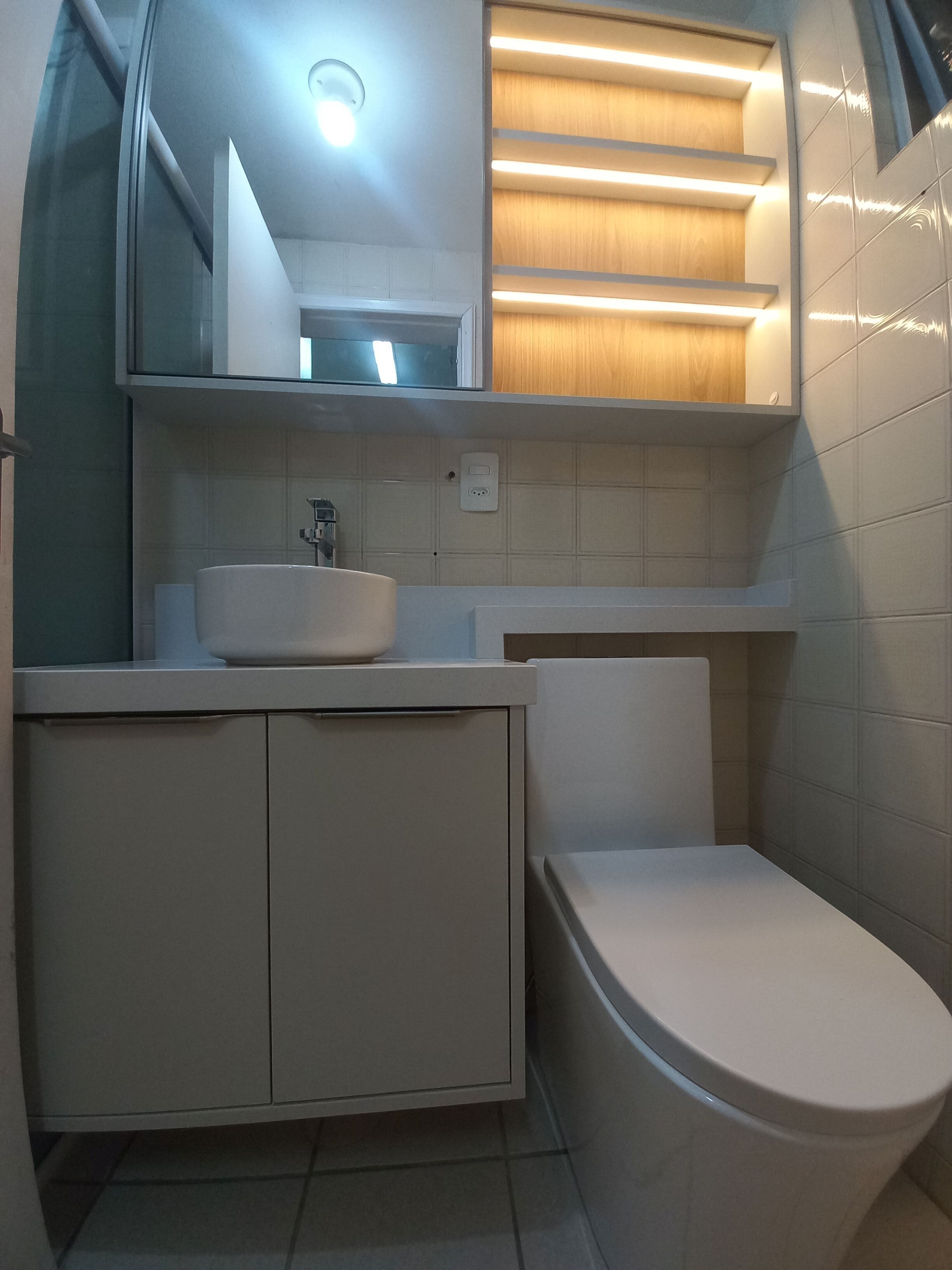 Ducha, secador de pelo, toallas y papel higiénico