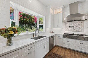 Fridge, microwave, oven, stovetop - New Listing Pacific Beach | Ocean-Views & Pool (San Diego)